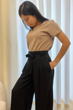 Polo Básico Petite Emma - Moca